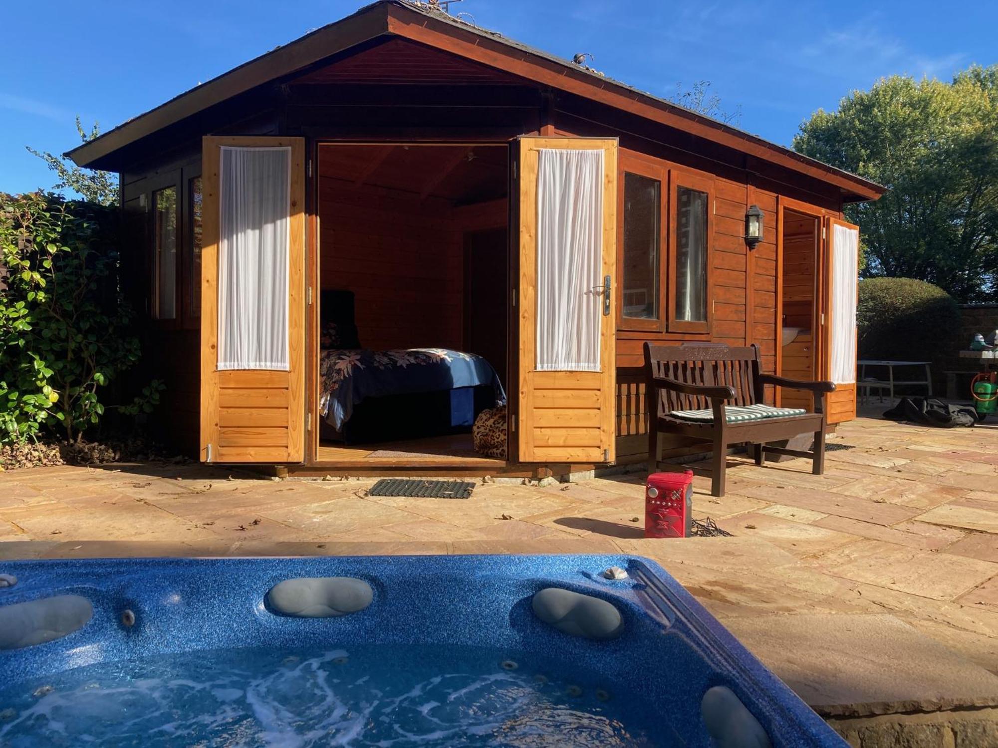 Exclusive 2 Bedroom Apartment With Summer House And Hot Tub Daventry Exterior photo